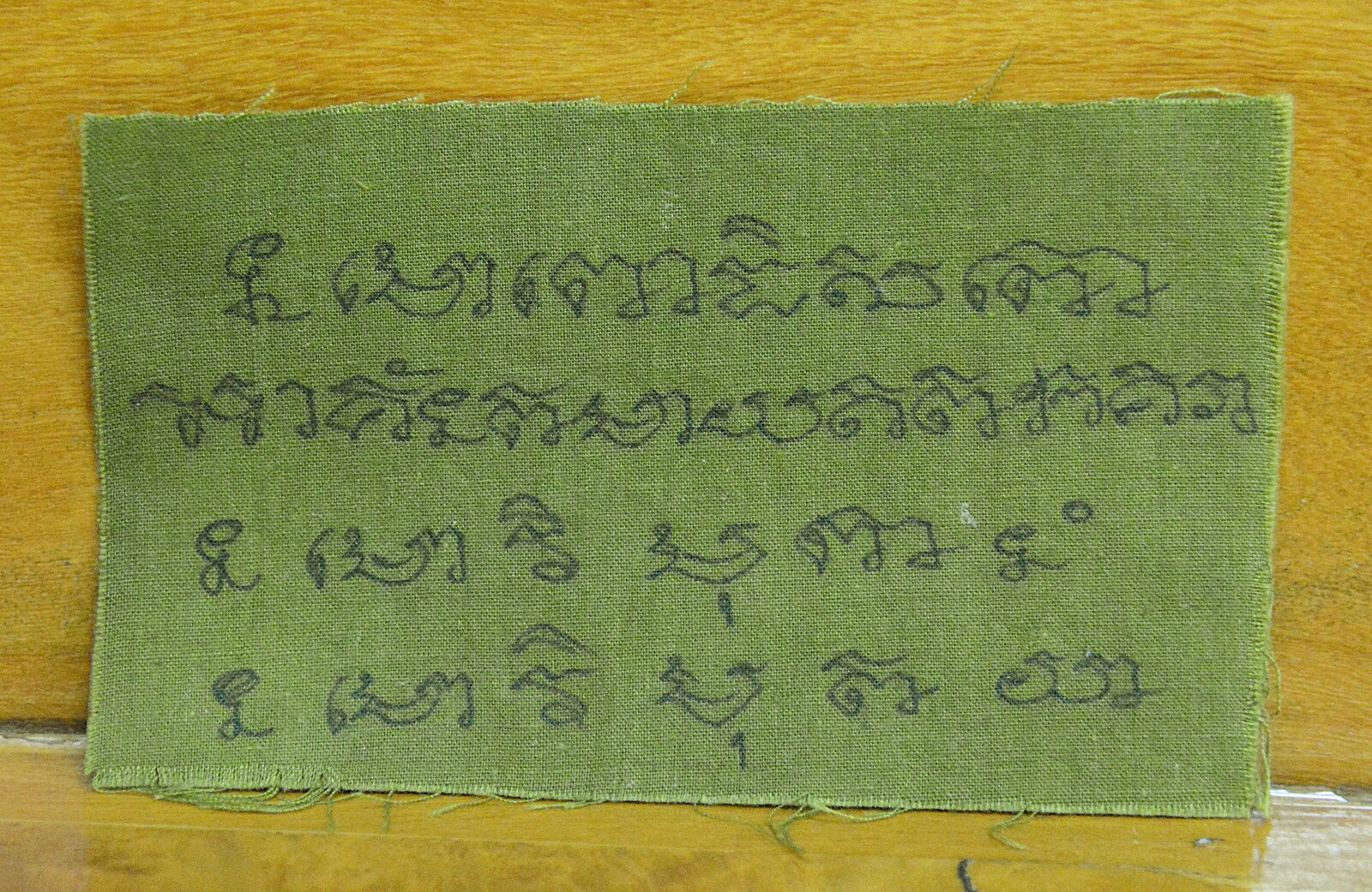 จีวรลายมือตัวธรรมหลวงพ่อกัสสปมุนี วัดปิปผลิวนาราม  02 1200  198.jpg