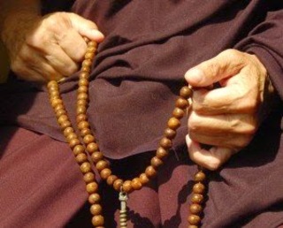 Luos-108-_Red-_Wood-_Beads-_Tibetan-_Buddhist-_Prayer-.jpg